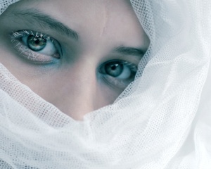 من هذه؟ من هذه؟